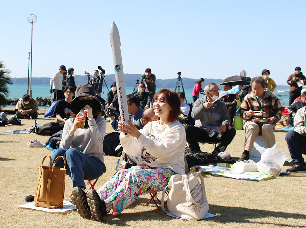 ２度の延期後も熱心なファンが応援した田原海水浴場