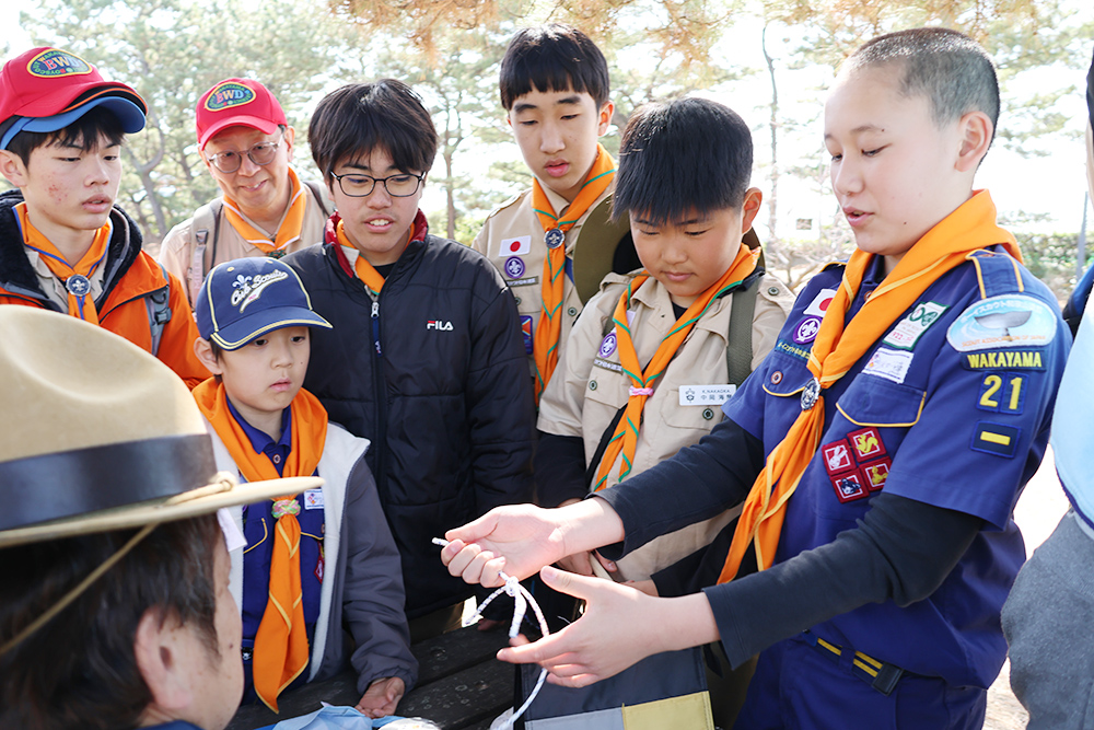 ロープワークに挑戦するスカウトたち