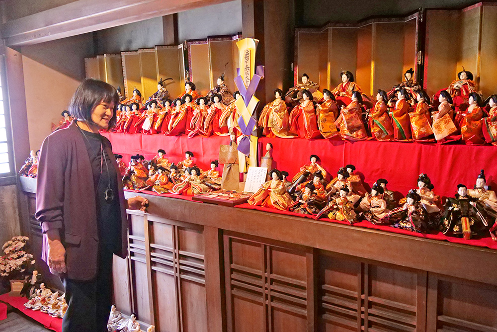 江戸から平成までの人形たちが華やかに並ぶ