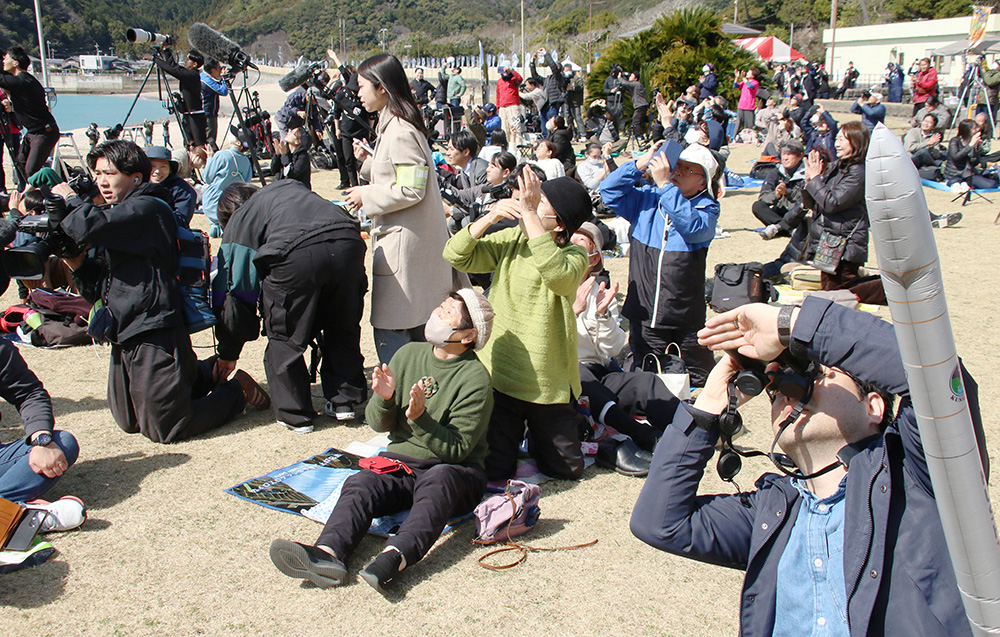 カイロス３号機を見上げる来場者
