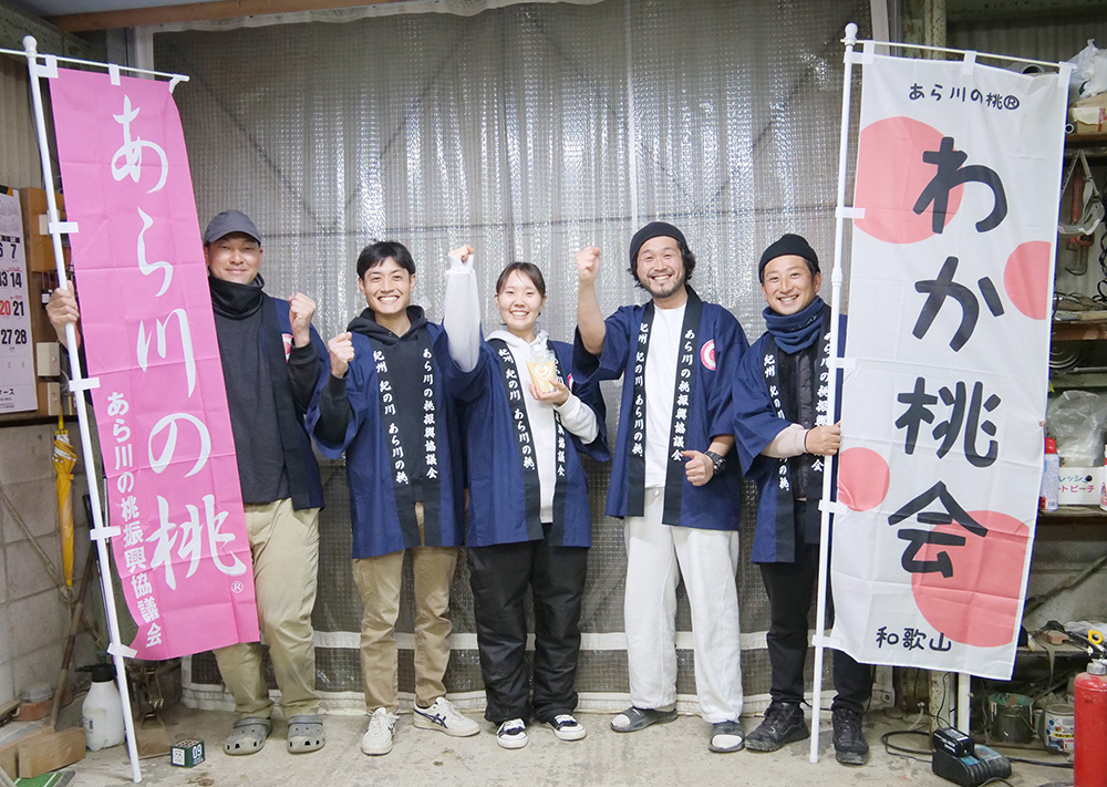 そろいの法被姿で意気込む「わか桃会」