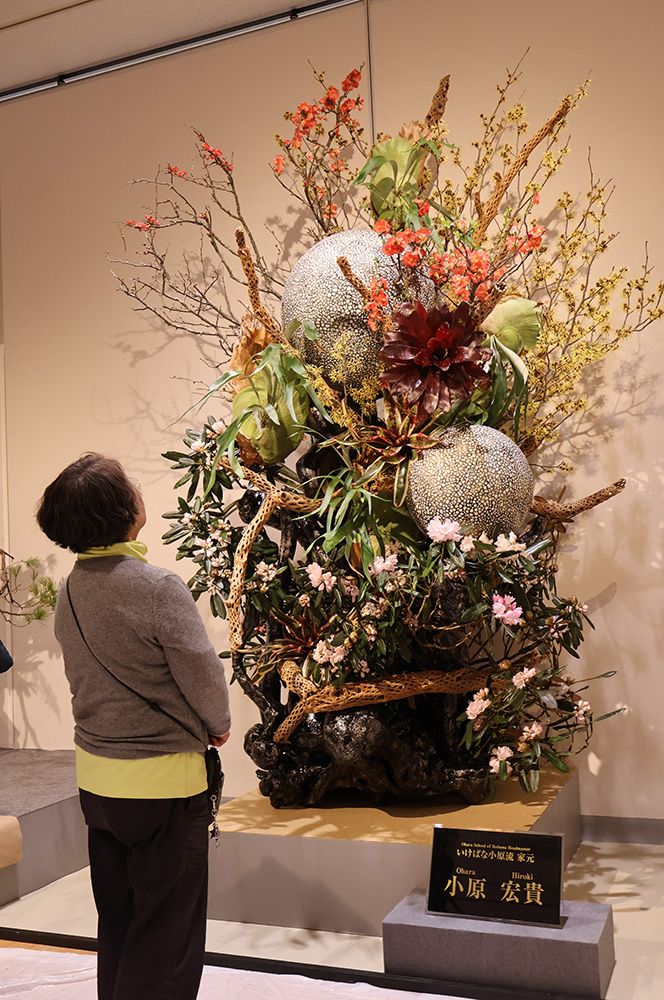 小原流家元の華やかな作品が並ぶ