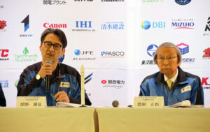 カイロス３号機についての記者会見に臨む豊田社長㊨、関野副社長