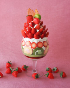 イチゴをたっぷり使った「苺のプレミアムビッグパフェ」