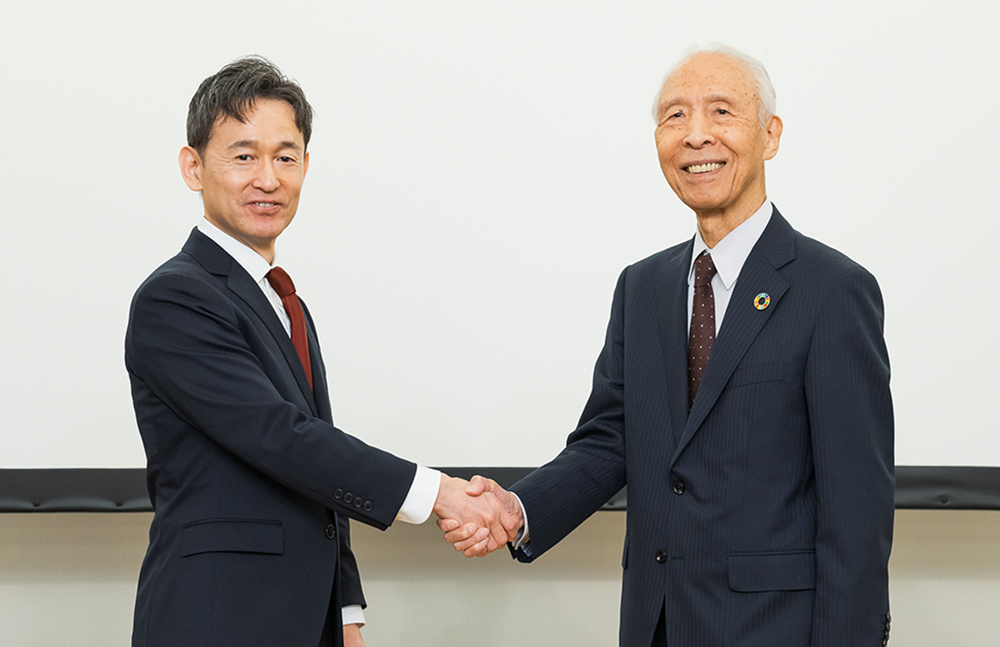 東北大の瀧教授㊧と雜賀社長（東洋ライス提供）