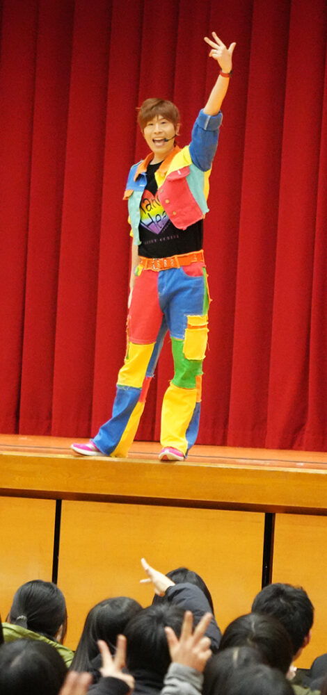 生徒たちに手話を教える強力さん