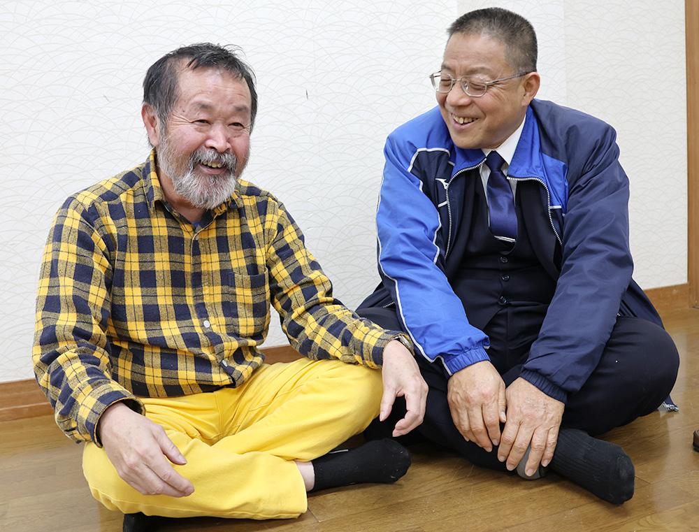 ミカンを通じた交流を振り返る遠藤さん㊧と高垣さん
