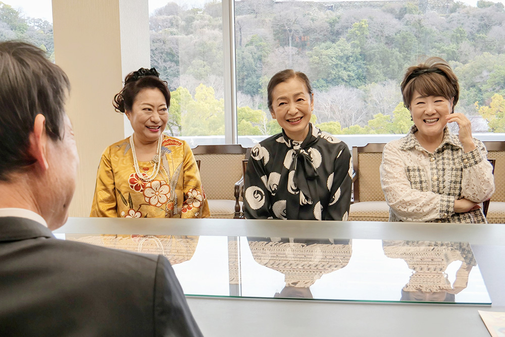 尾花市長に舞台への思いを伝える（右から）川中さん、高橋さん、山村さん