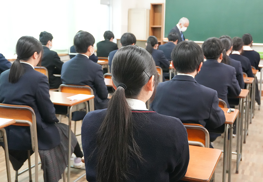 試験開始を待つ受験生