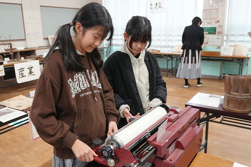 タイプライターに触れる児童