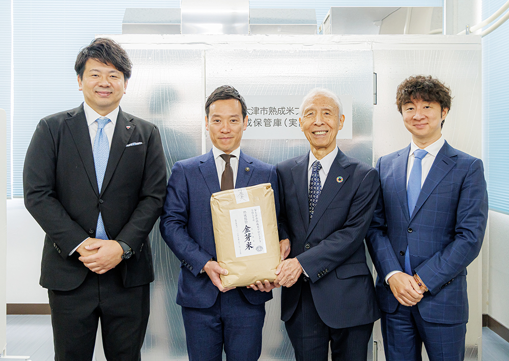 保管庫の前で南出市長（左から２人目）と雜賀社長（同３人目）（写真は東洋ライス提供）