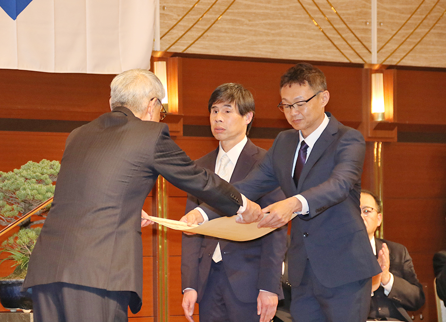 宮﨑知事㊧から表彰を受ける受賞者