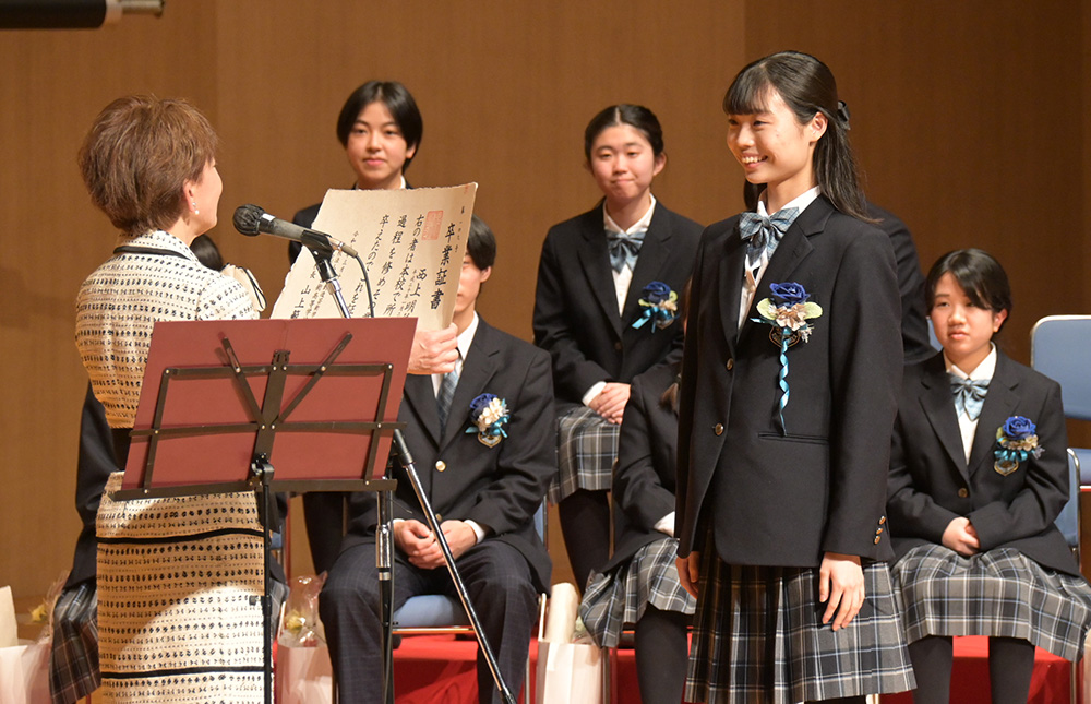 晴れやかな表情の卒業生