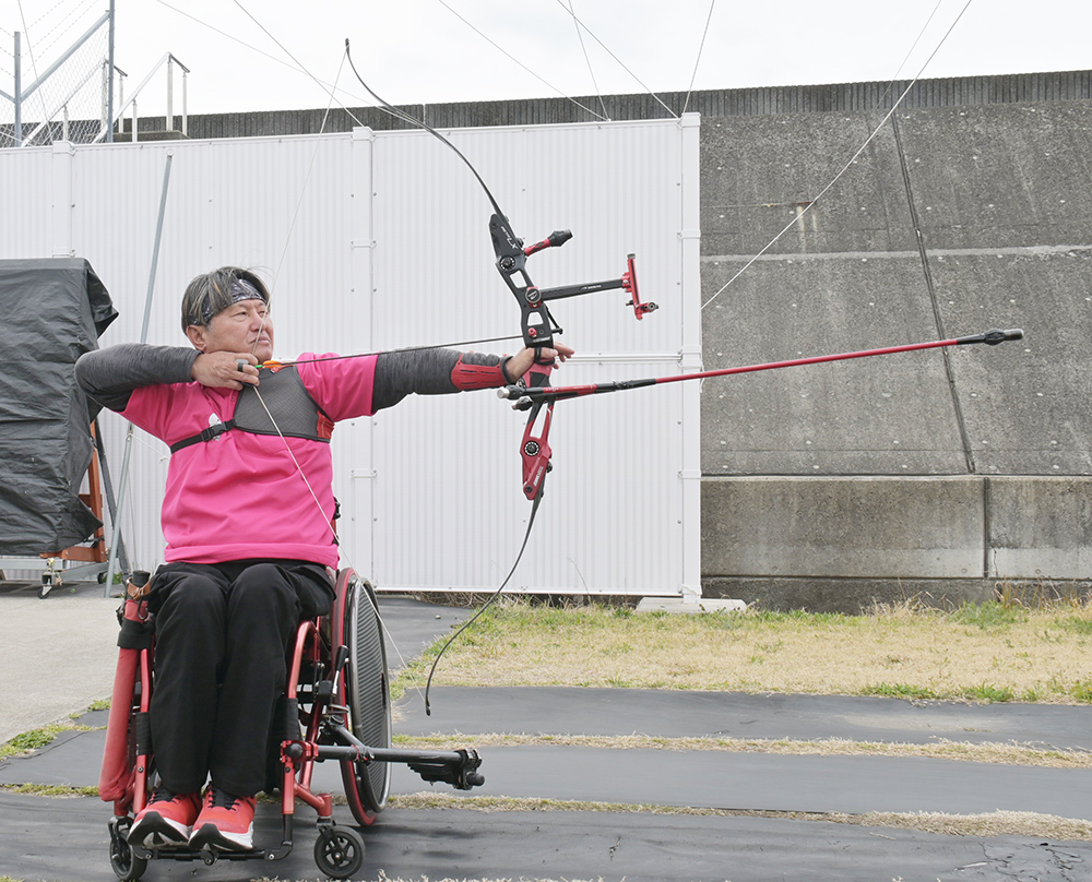 的を狙う新川さん