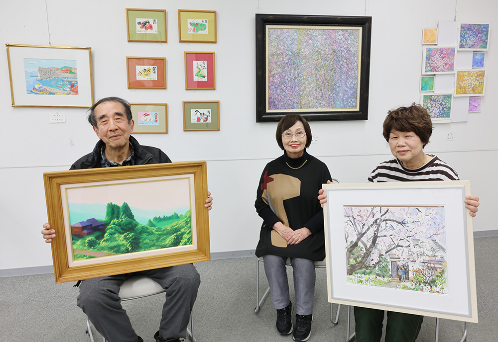 「自由に描いています」と（左から）東さん、播磨さん、枡本さん
