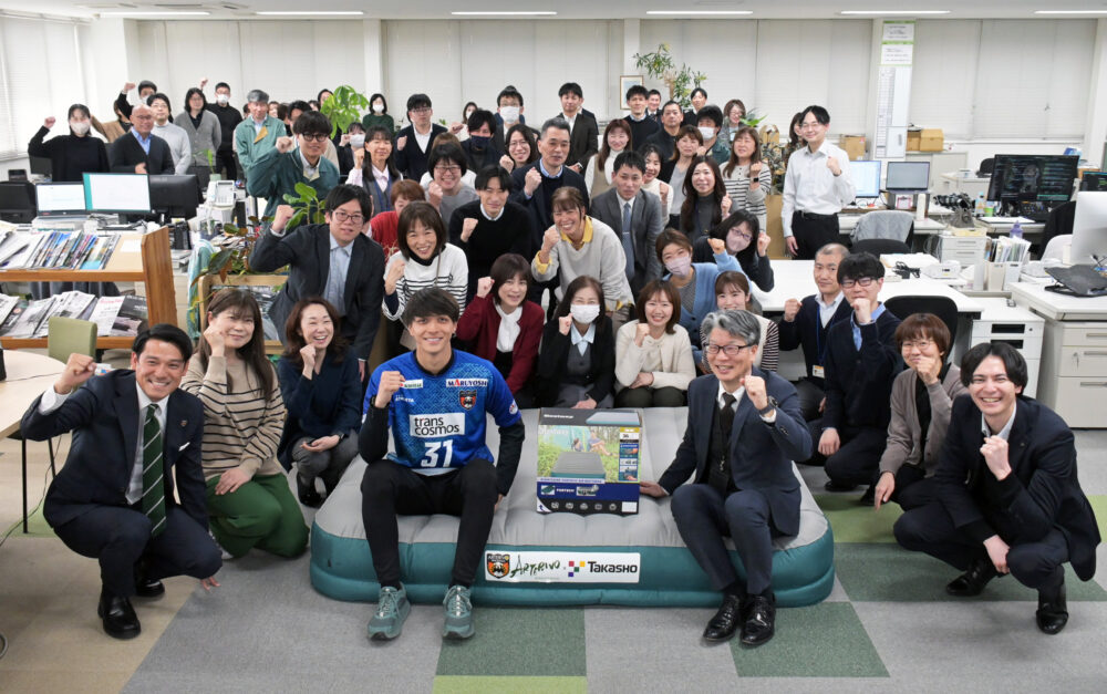 松野選手（前列㊧）と公門本部長㊨、タカショーの皆さん