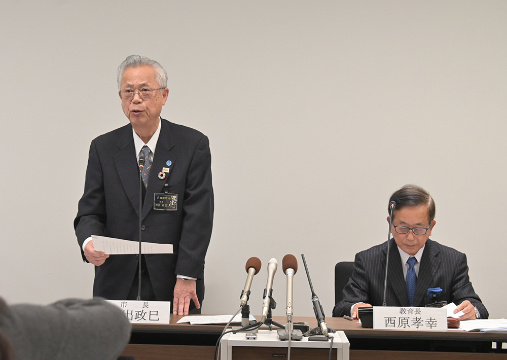 今後の対策について話す神出市長㊧ら