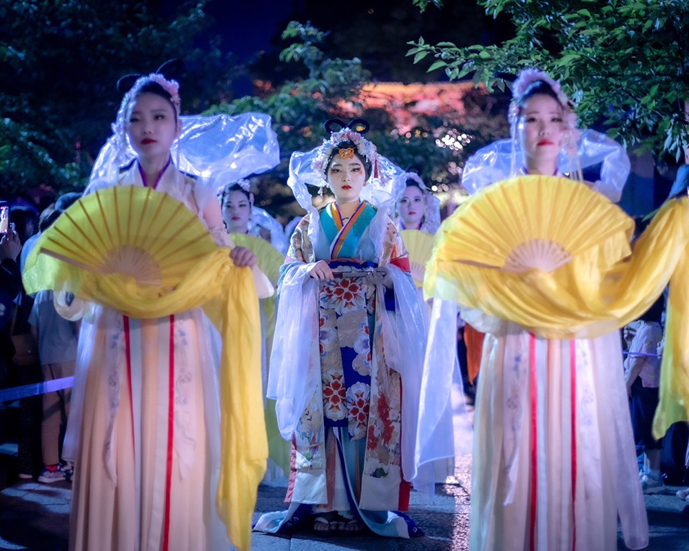 乙姫（中央）らが参道を歩く（上野さん提供）