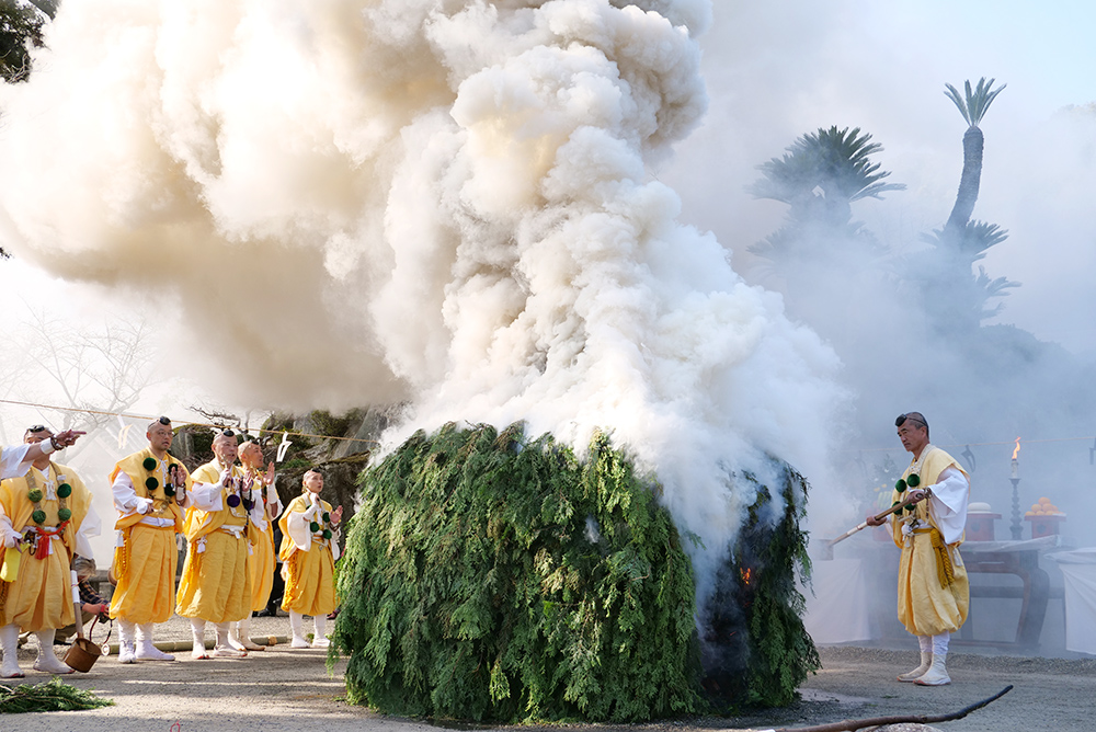 炎を囲み、一心に祈る修験者