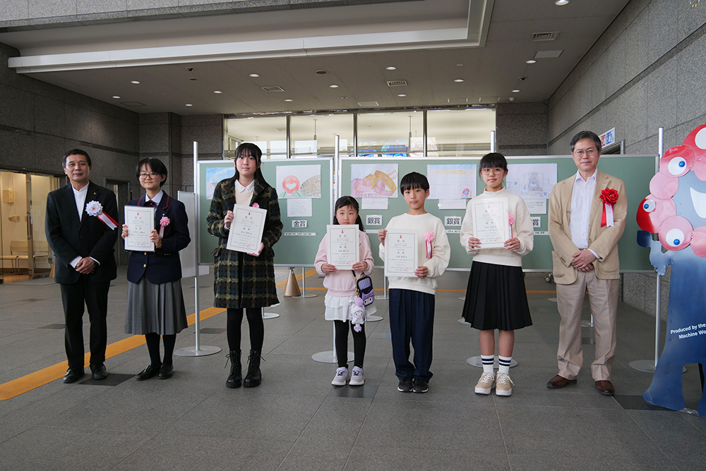 賞状を手に笑顔を見せる入賞者の皆さんら