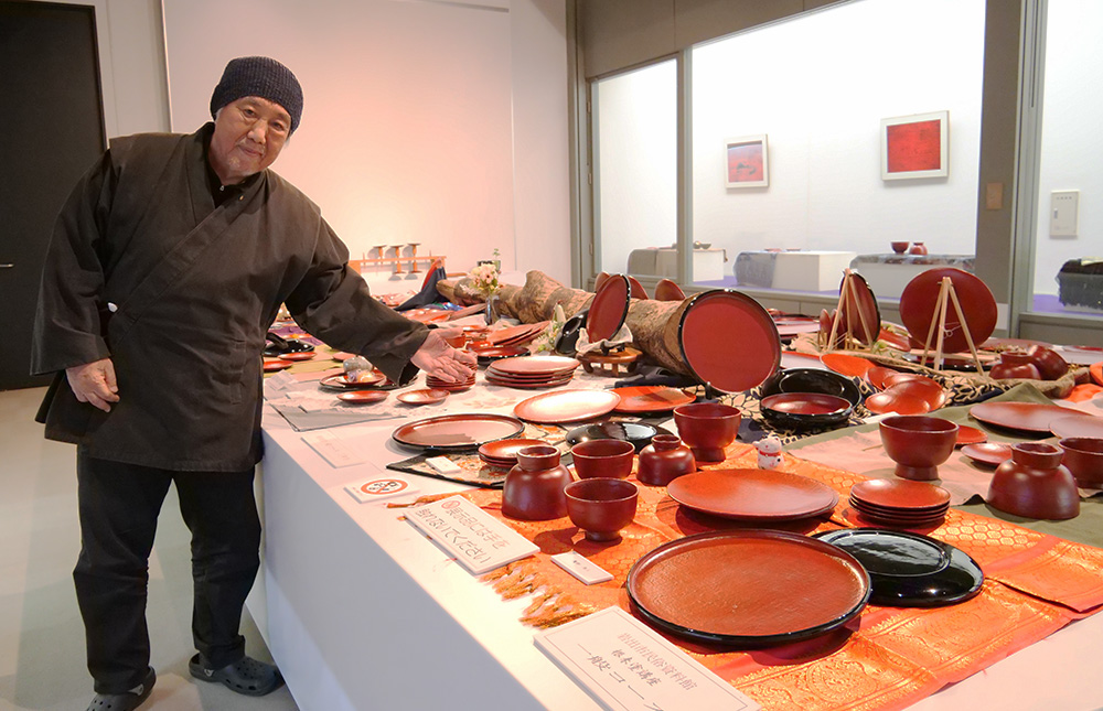 作品を紹介する池ノ上さん