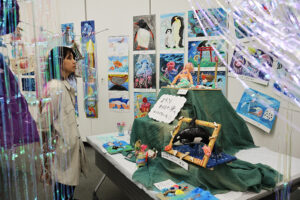 海の合同作品に見入る来場者