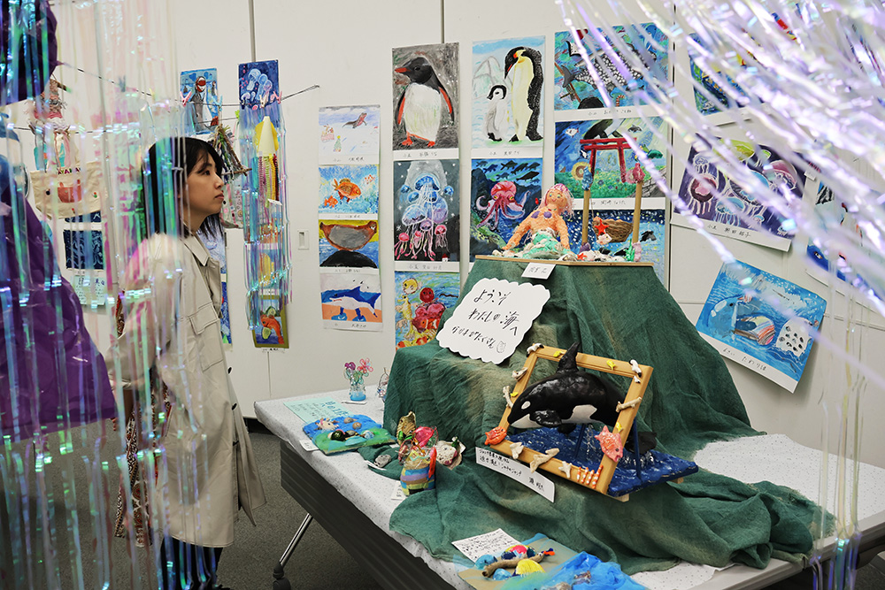 海の合同作品に見入る来場者