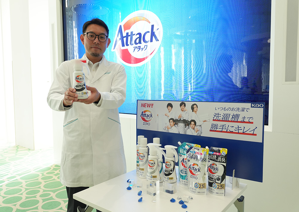 新発売のアタックＺＥＲＯシリーズをＰＲする同社の研究員