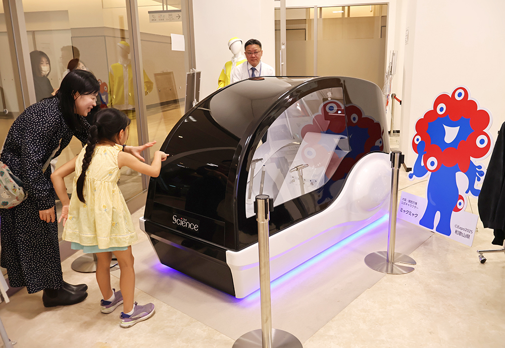 ミライ人間洗濯機に見入る家族