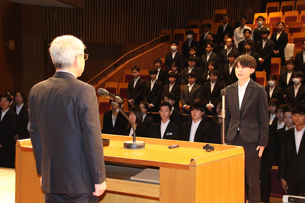 宣誓の言葉を述べる中西さん㊨