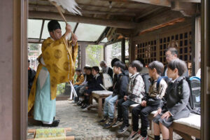 お祓いを受ける新１年生ら