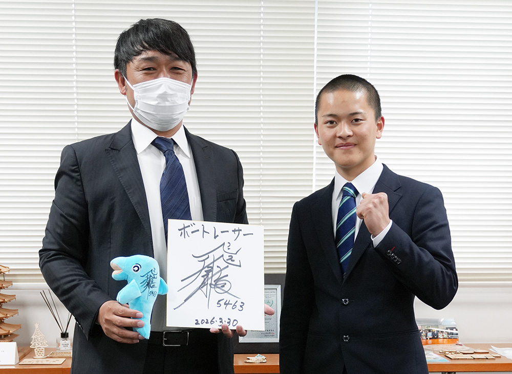 出口さんのサインを手に中本監督㊧とガッツポーズの出口さん