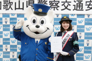 きしゅう君と委嘱状を持つ坂尻さん