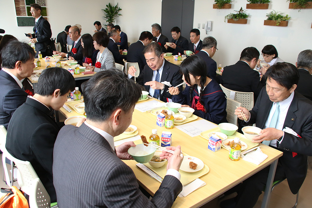給食を試食する出席者