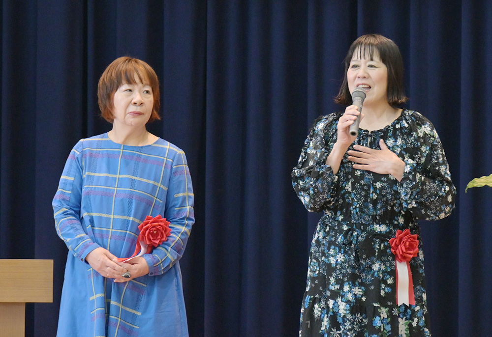 あいさつする川村さん㊨と及川さん