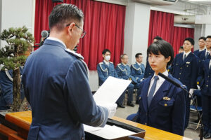 任命辞令を受ける垣内巡査(県警)