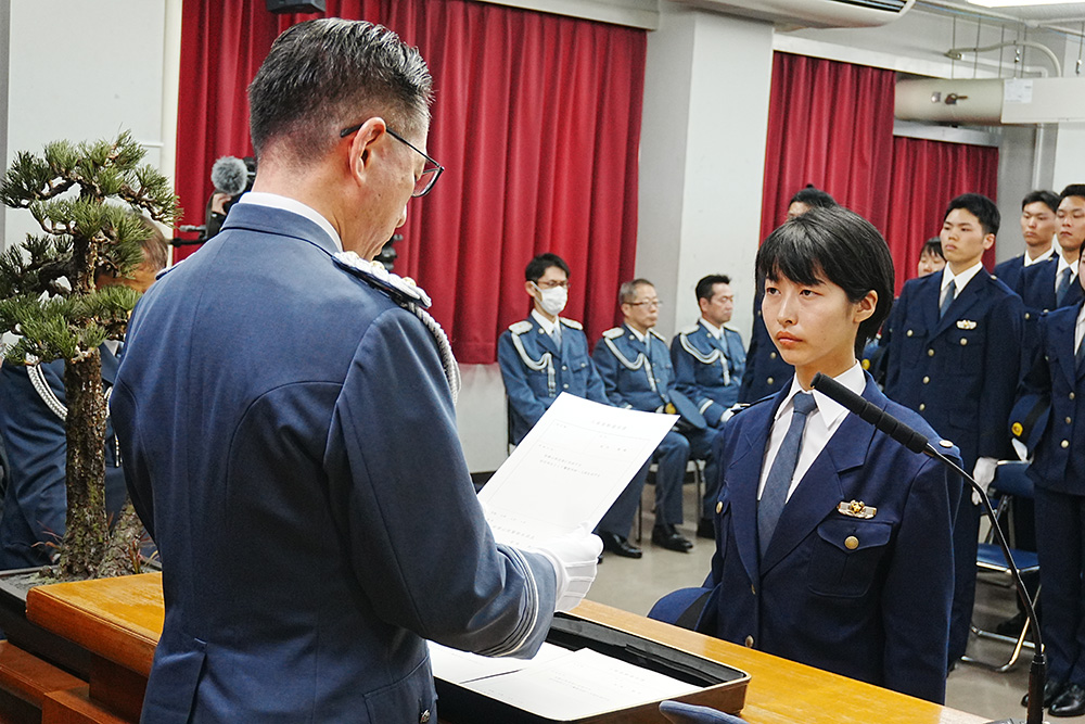 任命辞令を受ける垣内巡査（県警）