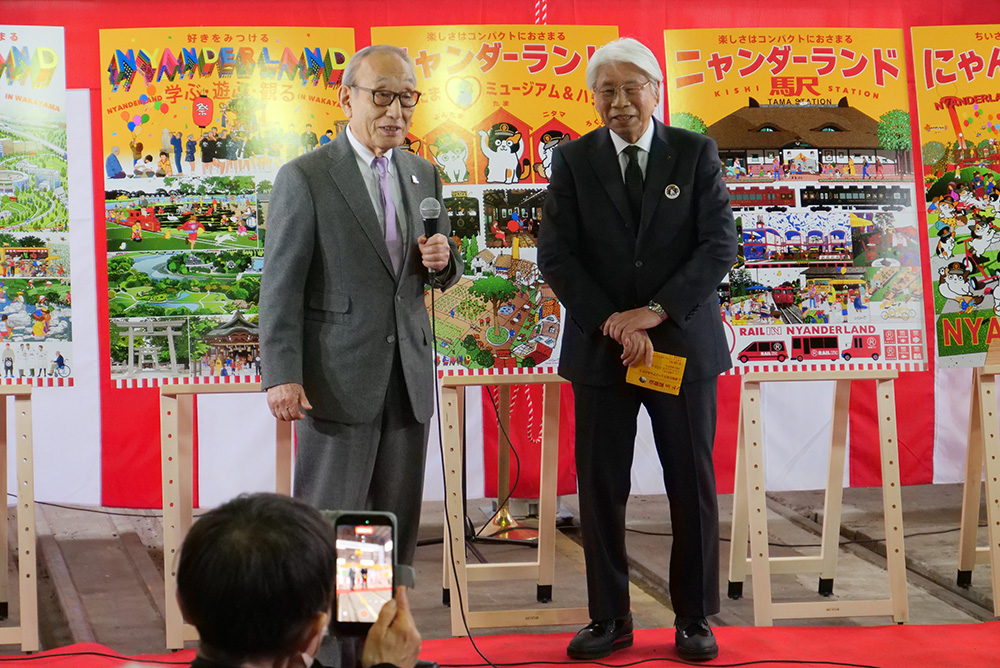 新構想「にゃんダーランド」を発表する小嶋社長㊧と水戸岡さん