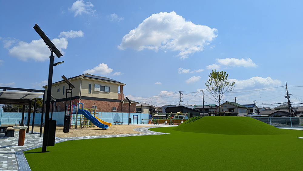 人工芝エリアの緑が爽やかな今福北公園