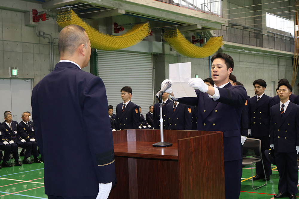 宣誓する平田さん（県消防学校）