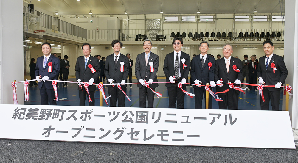 テープカットで祝う関係者