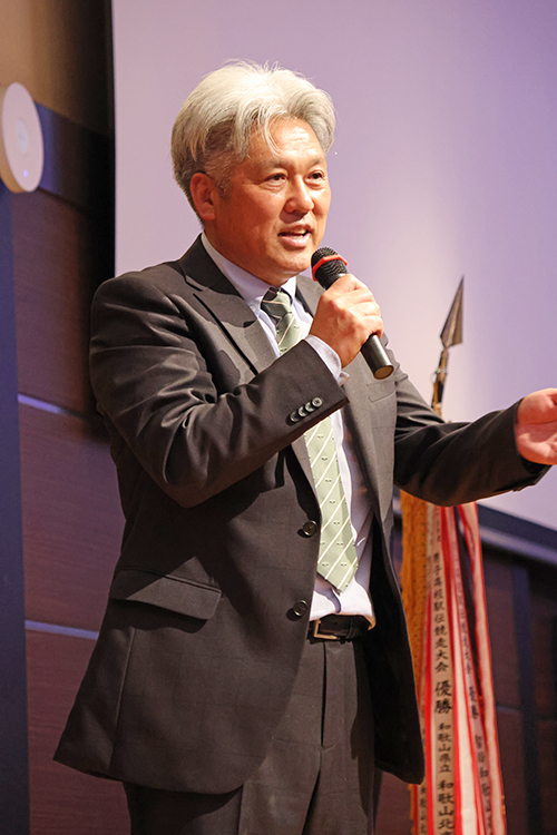 あいさつする吉田さん