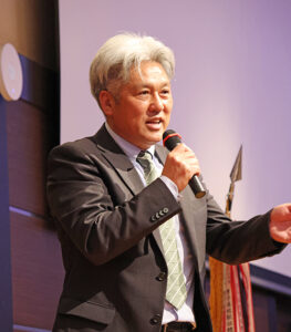 あいさつする吉田さんのアイキャッチ画像