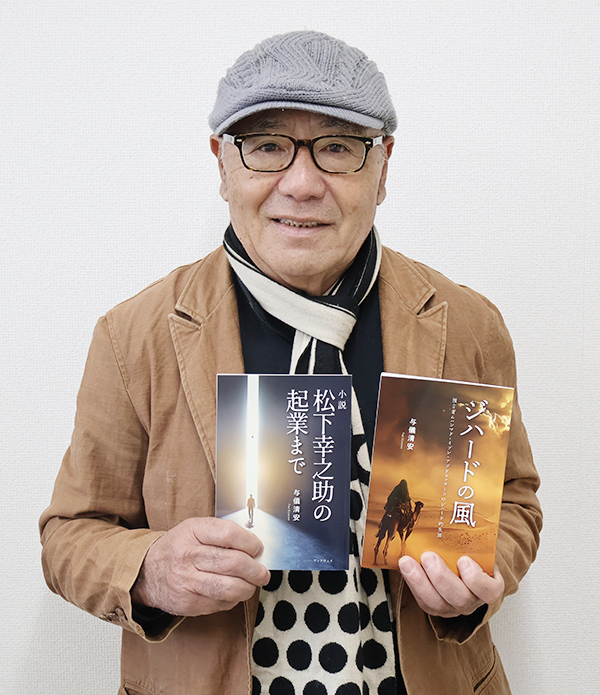 「小説はライフワーク」と話す与儀さん