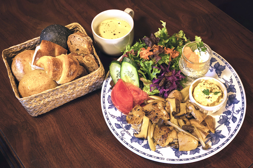 ヘルシーなプレートに、パン食べ放題がセット