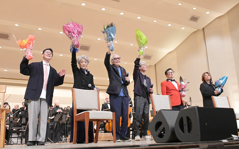 来場者に手を振る山田監督（左から３人目）ら