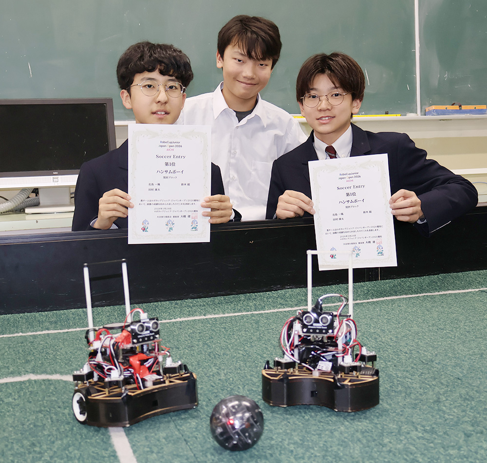 全国優勝した（左から）鈴木さん、田村さん、北島さん