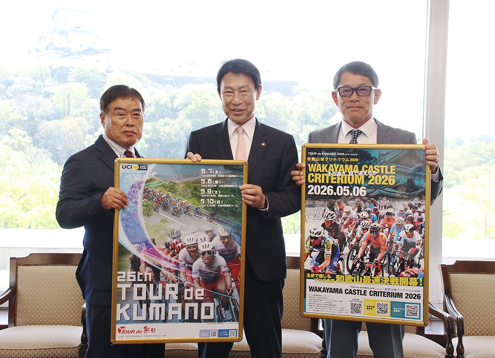 尾花市長㊥を表敬訪問した角口理事長㊧と東実行委員長