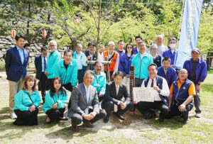 セレモニーに出席した尾花市長(前列右から3人目)と3LCの皆さん