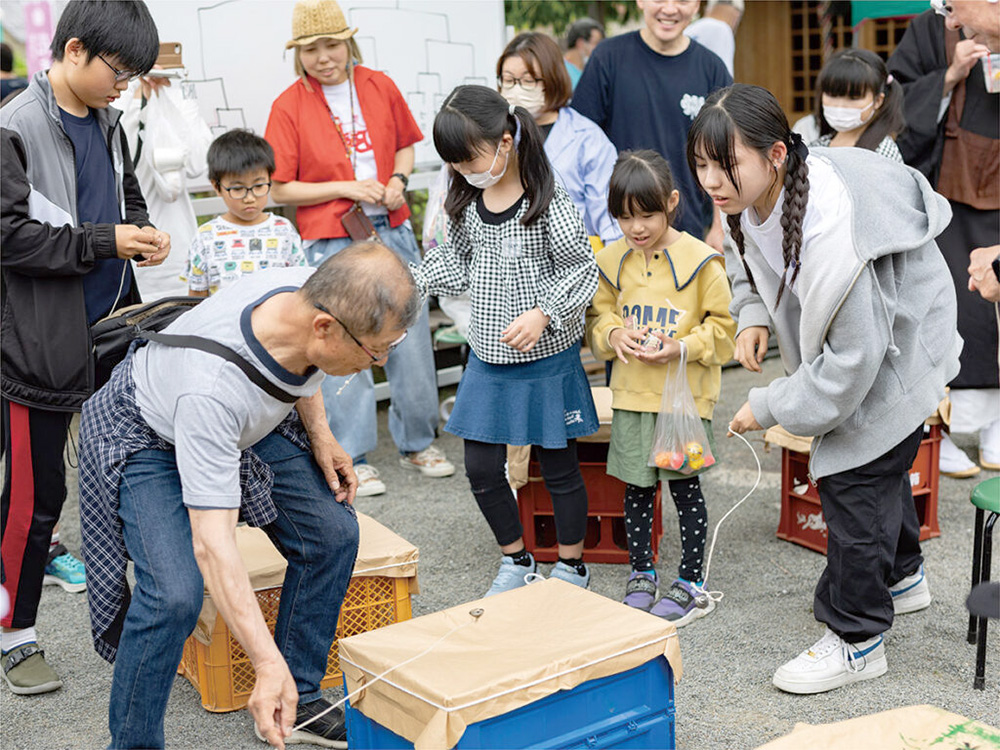 過去のベーゴマ大会で（慶哉寺提供）